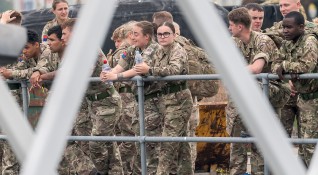 Военновъздушните сили на Великобритания спират да набират бели мъже за