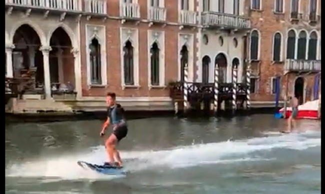 Туристи караха водни ски по Канале Гранде, кметът на Венеция тръгна да ги лови 