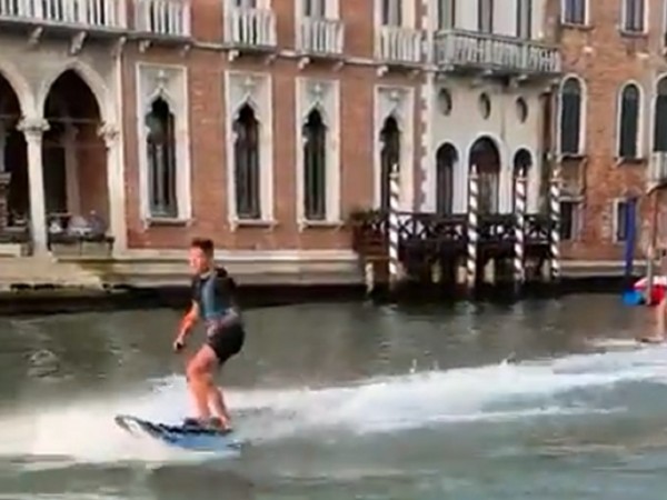За лов на "двама арогантни идиоти" призова кметът на Венеция.