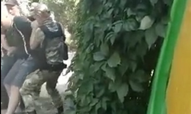 Шокиращо видео: Баща отиде да прибере детето си в Луганск, пратиха го на фронта