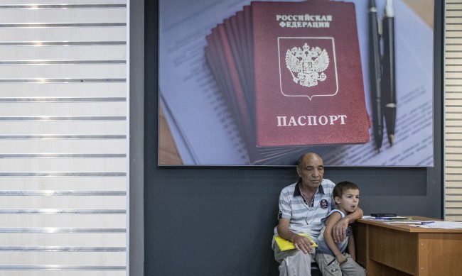 Киев: Малко хора от окупураните области искат руски паспорти