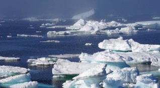 Учени правещи сондажи на голяма дълбочина в гренландски айсберг открилиха