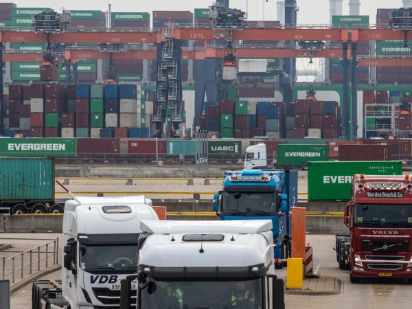 Претоварването на пристанищата продължава да пречи на световната търговия, предизвиквайки