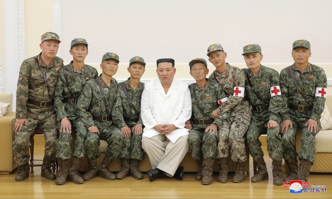 Ким Чен Ун поздрави армията за усилията в борбата с COVID