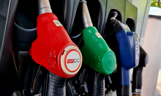Падат цените на петрола и горивата, но каква е причината?