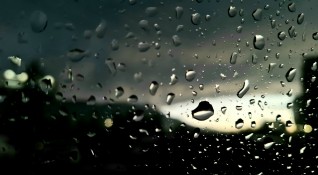 Жълт код за дъжд с гръмотевици е обявен за неделя