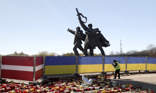 Трябва ли да се демонтират съветските паметници в цяла Европа?