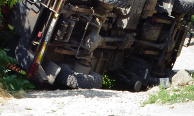 Камион с плодове се обърна и затвори пътя между Монтана и Враца