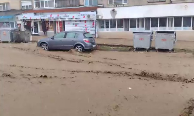 Потоп в Карлово, улиците се превърнаха в реки