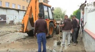 Огромни щети след наводнението в Карлово Аварийни екипи и багери