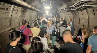 Десетки пътници останаха блокирани в продължение на часове в тунела