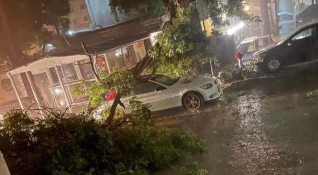 Силна гръмотевична буря връхлетя късно снощи района на Стара Загора