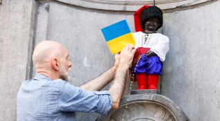 Украинка държи знамето на своята страна в центъра на Киев