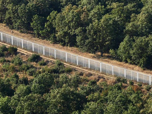 Оградата по границата може да спре животни, но не и