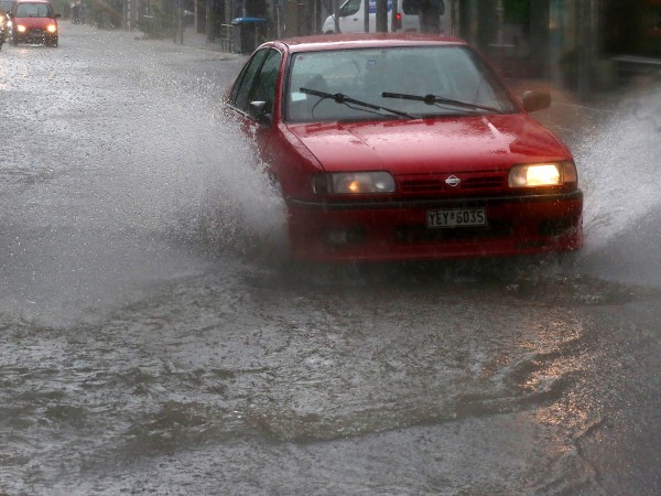 Проливни дъждове наводниха пътища и заведения в Гърция. Заради лошото