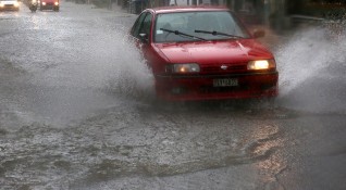 Проливни дъждове наводниха пътища и заведения в Гърция Заради лошото