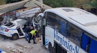 Двама полицаи загинаха при гонка с автобус превозващ мигранти Всички