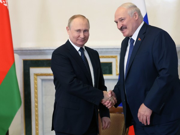 Президентът на Беларус Александър Лукашенко каза, че военните самолети на