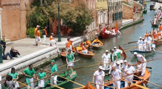 Плаващо кино беше открито във Венеция съобщи АНСА Зрителите стигнаха