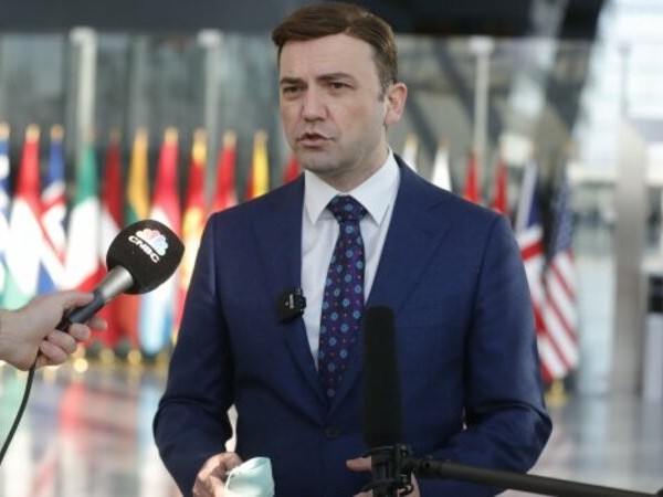 Министерството на външните работи поддържа комуникация с македонското национално малцинство