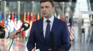Министерството на външните работи поддържа комуникация с македонското национално малцинство