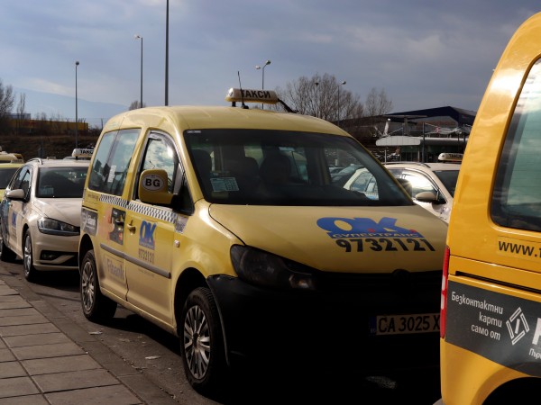Таксиметровите шофьори прогнозираха нов скок на тарифите на услугите им