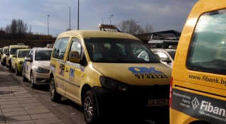 Таксиметровите шофьори прогнозираха нов скок на тарифите на услугите им