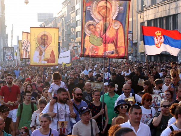 Снимка: БГНЕСХиляди православни вярващи преминаха снощи на шествие в Белград