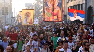 Снимка БГНЕСХиляди православни вярващи преминаха снощи на шествие в Белград