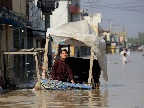 Една трета от Пакистан е под вода, съобщи министърът на