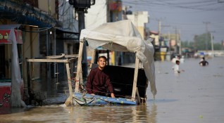 Една трета от Пакистан е под вода съобщи министърът на