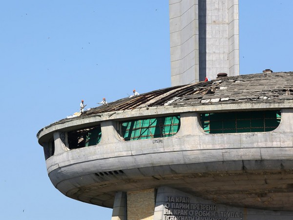 Почистването на отломките от покрива на паметника Бузлуджа е първата