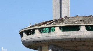 Почистването на отломките от покрива на паметника Бузлуджа е първата