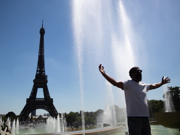 Франция се радва на много успешен туристически сезон, съобщи Фигаро.