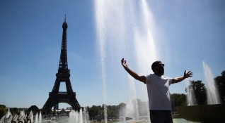 Франция се радва на много успешен туристически сезон съобщи Фигаро