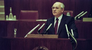 Михаил Горбачов който сложи край на Студената война но не