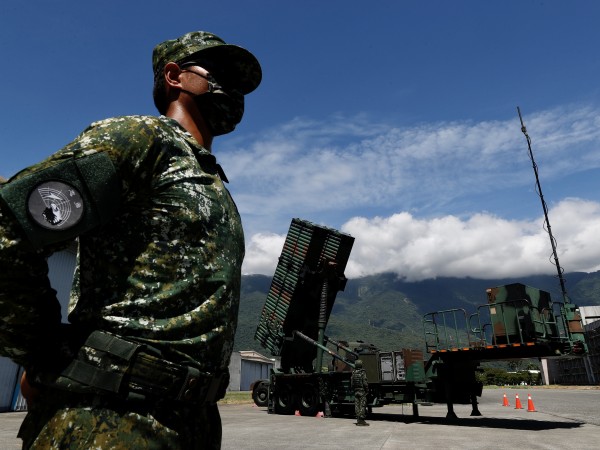 Тайвански войници са изстреляли сигнални ракети по три неидентифицирани дрона,