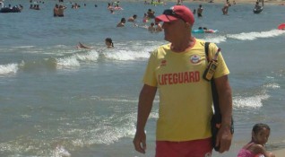 По малко спасители по морските плажове от днес Броят на туристите