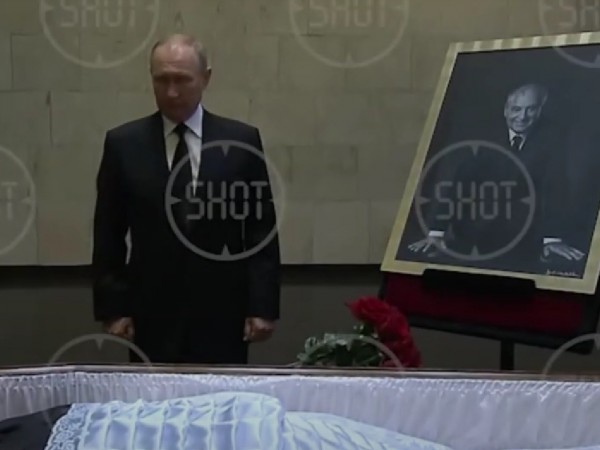 Президентът на Русия Владимир Путин се прости с Михаил Горбачов