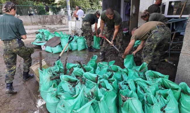Военни се включват в помощ на наводнените райони в Карловско