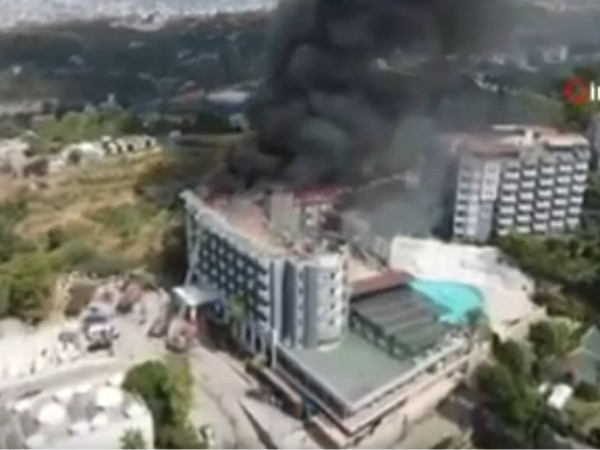 Голям пожар се разрази в петзвезден хотел в курорта Алания