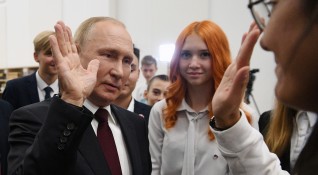 Пред деца в Калининград се появи добрият Путин за да