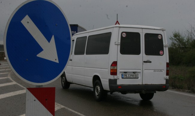 АМ "Тракия" е залята от вода, движението е само в лява лента