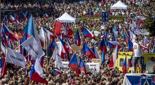 Около 70 000 души протестираха днес в центъра на чешката