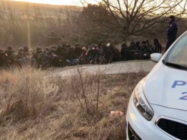 Полицията е заловила група от 50 мигранти на главен път