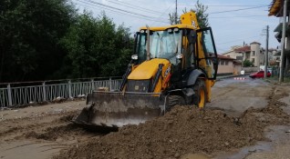 Продължава разчистването на щетите след потопа в Карловско Увеличихме броя хора