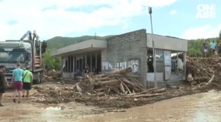 Спирка в село Слатина се оказва последната преграда пред бедствието