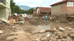 След водното бедствие в карловските села тежка техника военни и