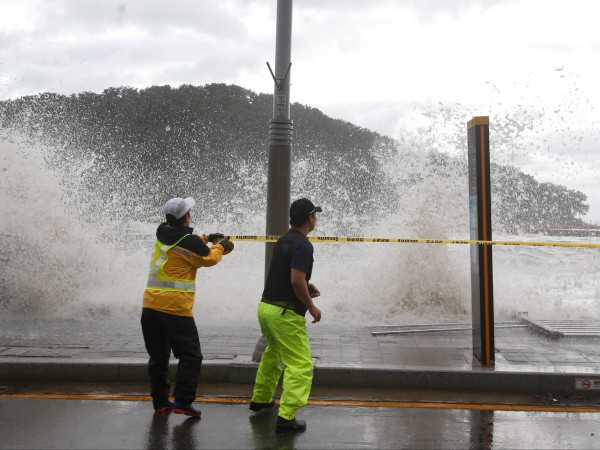 Хиляди души бяха евакуирани в Южна Корея заради тайфуна Хинамнор.