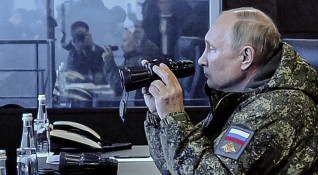 Руският президент Владимир Путин присъства лично на военните маневри в
